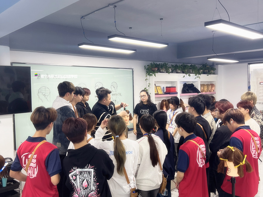 新手學(xué)女士精剪的誤區(qū)，南寧學(xué)發(fā)型